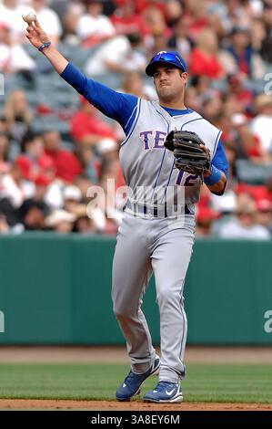 06 avril 2008 - Anaheim, Californie, États-Unis - RAMON VAZQUEZ #12 des Texas Rangers en action pendant le match contre les Angels de Los Angeles à Angels Stadium. Les Rangers battent les Anges 10-4. (Crédit image : © Louis Lopez/Cal Sport Media/ZUMA Press) Banque D'Images