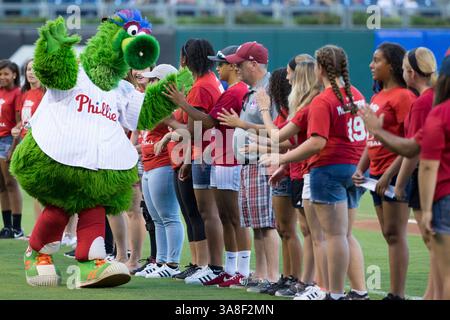 17 août 2016 : les Phillie Phanatic interagissent avant le match MLB entre les Dodgers de Los Angeles et les Phillies de Philadelphie au Citizens Bank Park à Philadelphie, en Pennsylvanie. Les Dodgers de Los Angeles ont gagné 7-2. Christopher Szagola/CSM(image de crédit : &copy ; Christopher Szagola/Cal Sport Media via ZUMA Wire) Banque D'Images