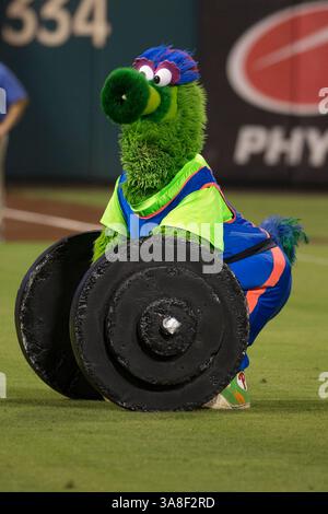 17 août 2016 : le Phillie Phanatic tente de soulever des poids pendant le match MLB entre les Dodgers de Los Angeles et les Phillies de Philadelphie au Citizens Bank Park à Philadelphie, en Pennsylvanie. Les Dodgers de Los Angeles ont gagné 7-2. Christopher Szagola/CSM(image de crédit : &copy ; Christopher Szagola/Cal Sport Media via ZUMA Wire) Banque D'Images