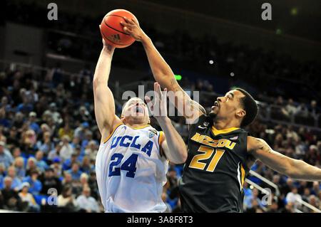 Dec. 28, 2012 - Los Angeles, CA, U. S - 28 décembre 2012 Los Angeles, CA. L'attaquant des Bruins de l'UCLA Travis Wear #24 voit son tir bloqué par l'attaquant des Missouri Tigers Laurence Bowers #21 en deuxième mi-temps lors du match de basket-ball universitaire entre les Missouri Tigers et les Bruins de l'UCLA au Pauley Pavilion de Los Angeles, Californie..les Bruins de l'UCLA battent les Missouri Tigers 97-94 en prolongation(Credit image : © Louis Lopez/Cal Sport Media/ZUMAPRESS.com) Banque D'Images