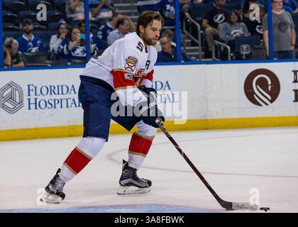 06 octobre 2017 : le défenseur des Panthers de la Floride Aaron Ekblad (5 ans) avant le début du match entre les Panthers de la Floride et le Lightning de Tampa Bay à l'Amalie Arena de Tampa, en Floride. Del Mecum/CSM(image de crédit : &copy ; Del Mecum/CSM via ZUMA Wire) Banque D'Images