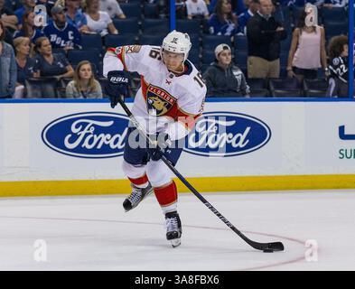 06 octobre 2017 : Aleksander Barkov (16 ans), centre des Panthers de la Floride, avant le début du match entre les Panthers de la Floride et le Lightning de Tampa Bay à l'Amalie Arena de Tampa, en Floride. Del Mecum/CSM(image de crédit : &copy ; Del Mecum/CSM via ZUMA Wire) Banque D'Images