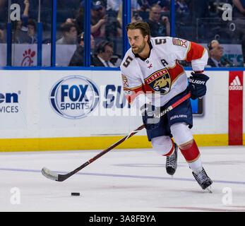 06 octobre 2017 : le défenseur des Panthers de la Floride Aaron Ekblad (5 ans) avant le début du match entre les Panthers de la Floride et le Lightning de Tampa Bay à l'Amalie Arena de Tampa, en Floride. Del Mecum/CSM(image de crédit : &copy ; Del Mecum/CSM via ZUMA Wire) Banque D'Images