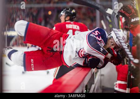 07 octobre 2017 : Chicago, Illinois, États-Unis - Blackhawk #40 John Hayden frappe Blue Jacket #53 Gabriel Carlsson sur le banc lors du match de la Ligue nationale de hockey entre les Blackhawks de Chicago et les Blue Jackets de Columbus au United Center à Chicago, il. Photographe : Mike Wulf(image de crédit : &copy ; Mike Wulf/CSM via ZUMA Wire) Banque D'Images