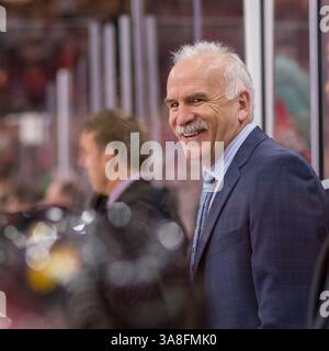 07 octobre 2017 : Chicago, Illinois, États-Unis - Joel Quenneville, entraîneur-chef des Blackhawks, discute avec ses joueurs lors du match de la Ligue nationale de hockey entre les Blackhawks de Chicago et les Blue Jackets de Columbus au United Center à Chicago, il. Photographe : Mike Wulf(image de crédit : &copy ; Mike Wulf/CSM via ZUMA Wire) Banque D'Images