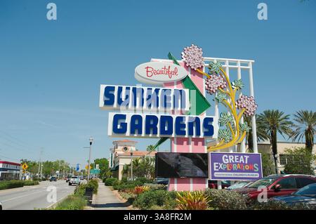 Usage éditorial seulement. Petersburg, Florida, USA 27 mars 2025. Panneau pour Sunken Gardens et Great explorations Children's Museum. Un botanique historique Banque D'Images
