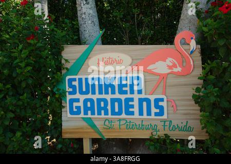 Usage éditorial seulement. Petersburg, Florida, USA 27 mars 2025. Panneau pour Sunken Gardens et Great explorations Children's Museum. Un botanique historique Banque D'Images