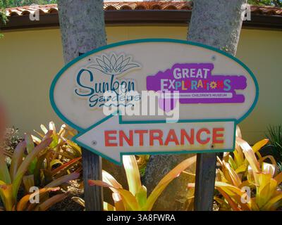 Usage éditorial seulement. Petersburg, Florida, USA 27 mars 2025. Panneau pour Sunken Gardens et Great explorations Children's Museum. Un botanique historique Banque D'Images