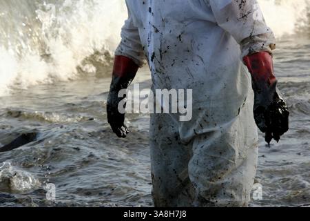 11 septembre 2017 - Salamina Island, Grèce - les autorités de l'île de Salamina dans le golfe Saronique ont déclaré lundi qu'un déversement de pétrole au large de la côte est de l'île se répand et est devenu ''une catastrophe environnementale''. Le déversement a été causé par le naufrage du pétrolier Aghia Zoni II samedi, au sud-ouest de l'îlot d'Atalanti près de Psytalleia. Selon les rapports, le littoral qui s’étend de Kinosoura à la communauté Selinia a un budget de â 10 œturned blackâ€ et les autorités craignent une nouvelle fuite du navire coulé. L'Aghia Zoni II a pris de l'eau alors qu'il était ancré et a coulé à 2,45 heures, af Banque D'Images
