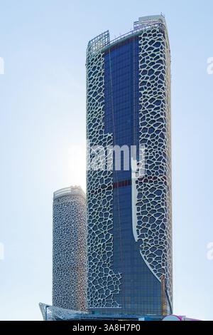 Doha, Qatar - 14 janvier 2024, vue des gratte-ciel avec une façade à motifs dans la ville de Lusail, en journée, Doha, Qatar Banque D'Images