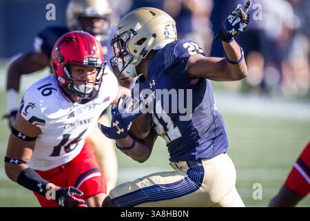 23 septembre 2017 : Navy Midshipmen Running back Tre Walker (21 ans) revient le coup d'envoi en action entre les Bearcats de Cincinnati et les Navy Midshipmen au Navy-Marine corps Memorial à Annapolis, Md. Cory Royster / Cal Sport Media(image de crédit : &copy ; Cory Royster / CSM via ZUMA Wire) Banque D'Images