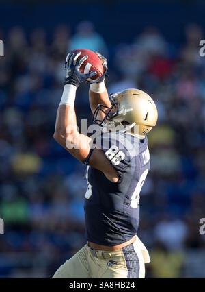 23 septembre 2017 : le receveur Tyler Carmona (88 ans) des midshipmen de la Navy tire dans la réception en action entre les Bearcats de Cincinnati et les midshipmen de la Navy au Navy-Marine corps Memorial à Annapolis, Md. Cory Royster / Cal Sport Media(image de crédit : &copy ; Cory Royster / CSM via ZUMA Wire) Banque D'Images