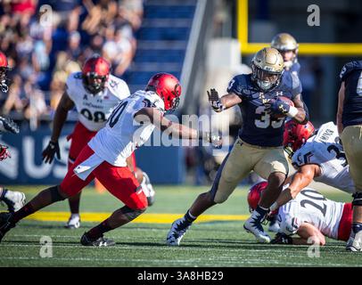 23 septembre 2017 : le Fullback Chris High (33) fait son chemin à travers la ligne entre les Bearcats de Cincinnati et les Midshipmen de la marine au Navy-Marine corps Memorial à Annapolis, Md. Cory Royster / Cal Sport Media(image de crédit : &copy ; Cory Royster / CSM via ZUMA Wire) Banque D'Images