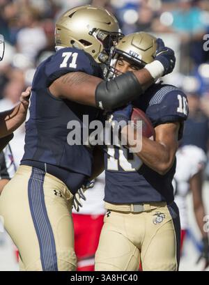 23 septembre 2017 - Annapolis, Maryland, États-Unis - le garde des midshipmen EVAN MARTIN (71 ans) célèbre un touchdown marqué par les midshipmen MALCOLM PERRY (10 ans) au cours de la première mi-temps. (Crédit image : © Alex Edelman via ZUMA Wire) Banque D'Images