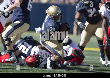 23 septembre 2017 - Annapolis, Maryland, États-Unis - Navy Midshipmen Fullback ANTHONY GARGIULO (38) porte le football. (Crédit image : © Alex Edelman via ZUMA Wire) Banque D'Images