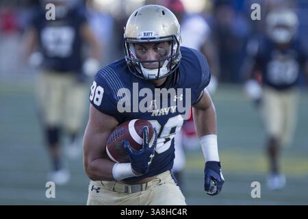 23 septembre 2017 - Annapolis, Maryland, États-Unis - TYLER CARMONA (88 ans), receveur large des midshipmen de la Navy, après avoir attrapé une passe du quarterback des midshipmen de la Navy, Zach Abey (crédit image : © Alex Edelman via ZUMA Wire) Banque D'Images