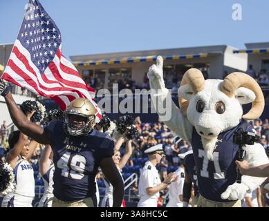 23 septembre 2017 - Annapolis, Maryland, États-Unis - JORDAN PITTMAN (49) porte le drapeau américain (l) comme lui et BILL LA CHÈVRE, la mascotte des midshipmen de la Navy mène les midshipmen de la Navy sur le terrain. (Crédit image : © Alex Edelman via ZUMA Wire) Banque D'Images