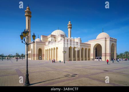 Manama, Bahreïn - 15 janvier 2024, une vue panoramique de bas en haut de la Grande Mosquée Al Fateh, Centre islamique Al Fateh, en journée avec ciel bleu, Manama, Bah Banque D'Images