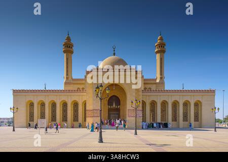 Manama, Bahreïn - 15 janvier 2024, une vue panoramique de bas en haut de la Grande Mosquée Al Fateh, Centre islamique Al Fateh, en journée avec ciel bleu, Manama, Bah Banque D'Images