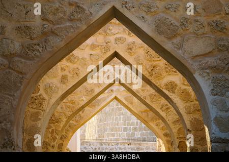 Manama, Bahreïn - 15 janvier 2024, vue rapprochée de l'arche en pierre dans l'ancienne forteresse de Qal'at Al Bahreïn, un site du patrimoine mondial de l'UNESCO, le jour Banque D'Images