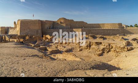 Manama, Bahreïn - 15 janvier 2024, vue panoramique sur les ruines de l'ancienne forteresse de Qalat Al Bahreïn, inscrite sur la liste du patrimoine mondial de l'UNESCO, à Banque D'Images