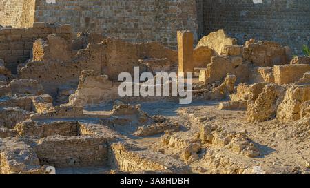 Manama, Bahreïn - 15 janvier 2024, vue panoramique sur les ruines de l'ancienne forteresse de Qalat Al Bahreïn, inscrite sur la liste du patrimoine mondial de l'UNESCO, à Banque D'Images