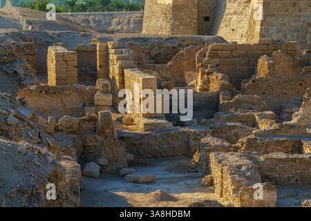 Manama, Bahreïn - 15 janvier 2024, vue panoramique sur les ruines de l'ancienne forteresse de Qalat Al Bahreïn, inscrite sur la liste du patrimoine mondial de l'UNESCO, à Banque D'Images