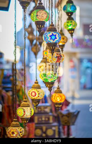 Manama, Bahreïn- 15 janvier 2024, vue rapprochée de lampes en verre antique multicolores et de lanternes avec des motifs, dans une boutique de souvenirs, au Souq Bab Al Bahreïn, Banque D'Images