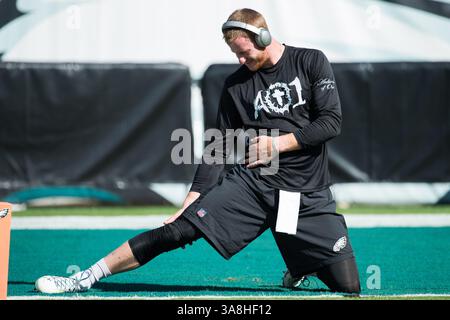 24 septembre 2017 : le quarterback des Philadelphia Eagles Carson Wentz (11 ans) s'étend avant le match NFL entre les Giants de New York et les Eagles de Philadelphie au Lincoln Financial Field à Philadelphie, en Pennsylvanie. Christopher Szagola/CSM(image de crédit : &copy ; Chris Szagola/CSM via ZUMA Wire) Banque D'Images