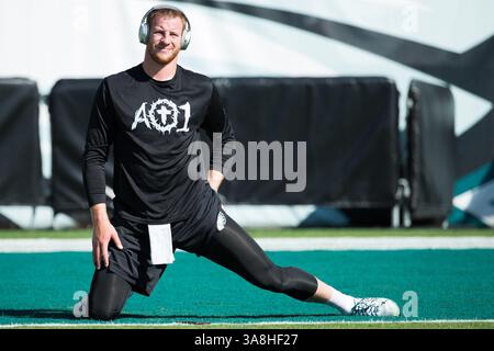 24 septembre 2017 : le quarterback des Philadelphia Eagles Carson Wentz (11 ans) s'étend avant le match NFL entre les Giants de New York et les Eagles de Philadelphie au Lincoln Financial Field à Philadelphie, en Pennsylvanie. Christopher Szagola/CSM(image de crédit : &copy ; Chris Szagola/CSM via ZUMA Wire) Banque D'Images