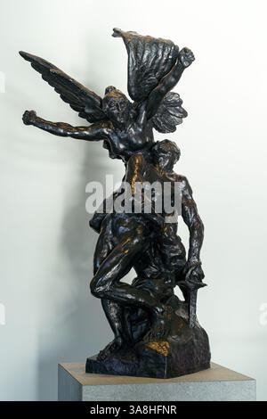 Abu Dhabi, Émirats arabes Unis - 17 janvier 2024, vue rapprochée de la sculpture en bronze d'Auguste Rodin, intitulée un appel aux armes, sur l'exposition du musée Louvr Banque D'Images