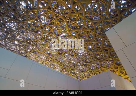Abu Dhabi, Émirats Arabes Unis - 17 janvier 2024, vue panoramique du dôme métallique et des bâtiments du musée du Louvre Abu Dhabi, en journée, Abu Dhabi Banque D'Images