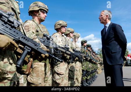 Le 25 août 2017 - Bemowo Piskie (Pologne) - le secrétaire général de l'OTAN, Jens Stoltenberg, s'adresse aux soldats britanniques déployés à l'appui d'une mission de présence avancée renforcée le 25 août 2017 à Bemowo Piskie (Pologne). (Crédit image : © John W. Strickland/Planet Pix via ZUMA Wire) Banque D'Images