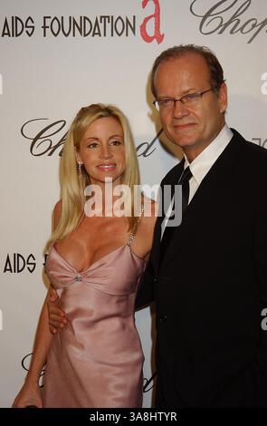27 février 2005 - West Hollywood, CA, États-Unis - 27 février 2005 - West Holllywood, Californie - Kelsey Grammer et son épouse Camille. Sir Elton John organise sa 13e soirée annuelle de visionnement des Academy Awards pour collecter des fonds pour la Fondation Elton John AIDS, qui se tient au Pacific Design Center. Crédit photo : Laura Farr/AdMedia (crédit image : © Laura Farr/AdMedia via ZUMA Wire) Banque D'Images