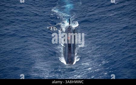 5 août 2017 - en mer - le sous-marin de la flotte de classe Trafalgar de la Royal Navy britannique HMS Tenchant vole en cours pendant l'exercice Saxon Warrior le 5 août 2017 dans l'océan Atlantique. (Crédit image : © Zachary Wickline/Planet Pix via ZUMA Wire) Banque D'Images