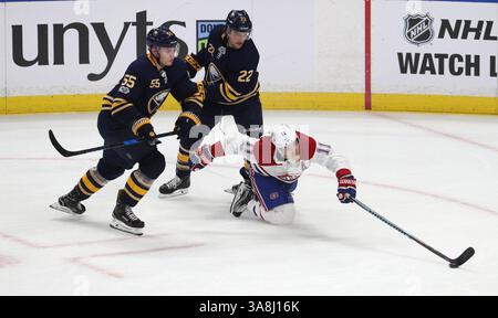 05 octobre 2017 : Brendan Gallagher (11), l'aile droite des Canadiens de Montréal, joue la rondelle après avoir perdu un avantage avec le défenseur des Sabres de Buffalo Rasmus Ristolainen (55) et le centre des Sabres Johan Larsson (22) exerçant des pressions durant la deuxième période de jeu dans le match de hockey de la LNH entre les Canadiens de Montréal et les Sabres de Buffalo au KeyBank Center à Buffalo, New York (Nicholas T. LoVerde/CSM)(Credit image : &copy ; Nicholas T. Loverde ZUMA Wire) Banque D'Images