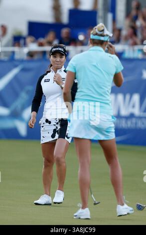 02 avril 2017 Lexi Thompson félicite So Yeon Ryu de la République de Corée lors de la dernière manche de l'ANA inspiration 2017 au Dinah Shore Tournament course au Mission Hills Country Club de Rancho Mirage, en Californie. Charles Baus/CSM(image de crédit : &copy ; Charles Baus/CSM via ZUMA Wire) Banque D'Images