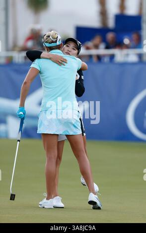 02 avril 2017 Lexi Thompson félicite So Yeon Ryu de la République de Corée lors de la dernière manche de l'ANA inspiration 2017 au Dinah Shore Tournament course au Mission Hills Country Club de Rancho Mirage, en Californie. Charles Baus/CSM(image de crédit : &copy ; Charles Baus/CSM via ZUMA Wire) Banque D'Images