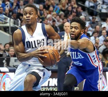Février 2, 2017 - Dallas, TX, USA - le garde des Dallas Mavericks Yogi Ferrell passe au panier devant le garde des 76ers de Philadelphie Chasson Randle (5) le 1er février 2017, au American Airlines Center à Dallas. (Crédit image : © Steve Nurenberg/TNS via ZUMA Wire) Banque D'Images