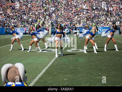 8 octobre 2017 - Los Angeles, Californie, U. S - les pom-pom-leaders des Rams de Los Angeles se produisent pendant le match contre les Seahawks de Seattle le dimanche 8 octobre 2017 au Coliseum de Los Angeles, en Californie. Les béliers perdent face aux Seahawks, 16-10. (Crédit image : © Prensa Internacional via ZUMA Wire) Banque D'Images