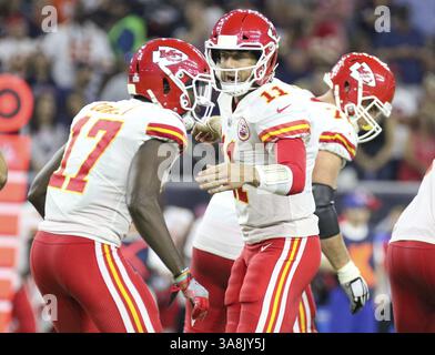 8 octobre 2017 - Houston, TX, États-Unis - le quarterback Alex Smith (11 ans) des Kansas City Chiefs relaie un jeu au receveur Chris Conley (17 ans) des Kansas City Chiefs au quatrième quart-temps d'un match de la NFL entre les Texans de Houston et les Chiefs de Kansas City au stade NRG de Houston, Texas. Les chefs ont gagné 42-34. (Crédit image : © Scott W. Coleman via ZUMA Wire) Banque D'Images