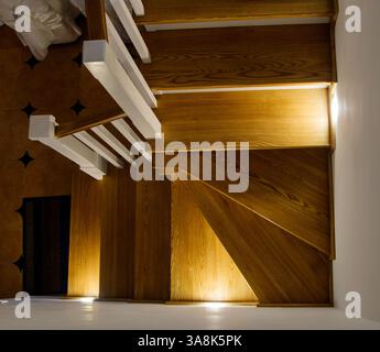Escalier en spirale en bois avec éclairage moderne, vue de haut en bas Banque D'Images