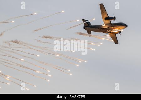 Avalon, Australie. 28 mars 2025. C-27J Spartan vu libérer des fusées éclairantes dans le ciel d'Avalon lors du Avalon Airshow 2025. Avalon Australian International Airshow public Day 1 Aerial Display Credit : SOPA images Limited/Alamy Live News Banque D'Images