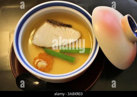 Cuisine japonaise : chawanmushi (plat de crème aux œufs) avec dorade à Tokyo, Japon Banque D'Images