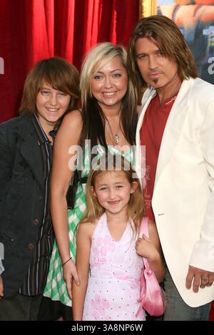 22 juin 2007 - Hollywood, CA, États-Unis - 22 juin 2007 - Hollywood, Californie - Billy Ray Cyrus (à droite) et sa famille. ''Ratatouille'' première de Los Angeles au Kodak Theatre. Crédit photo : Byron Purvis/AdMedia (crédit image : © Byron Purvis/AdMedia via ZUMA Wire) Banque D'Images