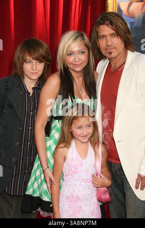 22 juin 2007 - Hollywood, CA, États-Unis - 22 juin 2007 - Hollywood, Californie - Billy Ray Cyrus (à droite) et sa famille. ''Ratatouille'' première de Los Angeles au Kodak Theatre. Crédit photo : Byron Purvis/AdMedia (crédit image : © Byron Purvis/AdMedia via ZUMA Wire) Banque D'Images