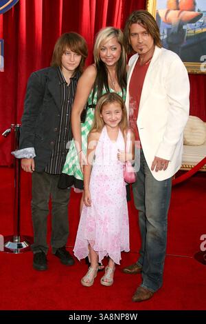 22 juin 2007 - Hollywood, CA, États-Unis - 22 juin 2007 - Hollywood, Californie - Billy Ray Cyrus (à droite) et sa famille. ''Ratatouille'' première de Los Angeles au Kodak Theatre. Crédit photo : Byron Purvis/AdMedia (crédit image : © Byron Purvis/AdMedia via ZUMA Wire) Banque D'Images