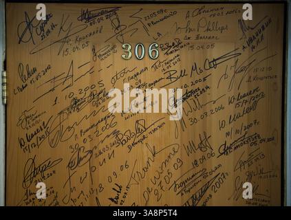 12 septembre 2017 - Baïkonour, Kazakhstan - des signatures d'astronautes et de cosmonautes de différents pays peuvent être vues sur une porte d'une salle de l'hôtel Cosmonaut, mardi septembre. 12, 2017 à Baïkonour, Kazakhstan. Les membres de l'équipage de l'expédition 53 Joe Acaba de la NASA, Alexander Misurkin de Roscosmos et Mark Vande Hei de la NASA suivront le traditionnel et signeront la porte avant leur lancement à bord d'un vaisseau spatial Soyouz MS-06. Acaba, Misurkin et Vande Hei passeront environ cinq mois et demi sur la Station spatiale internationale. (Crédit image : © Bill Ingalls/NASA via ZUMA Wire/ZUMAPRESS.co Banque D'Images
