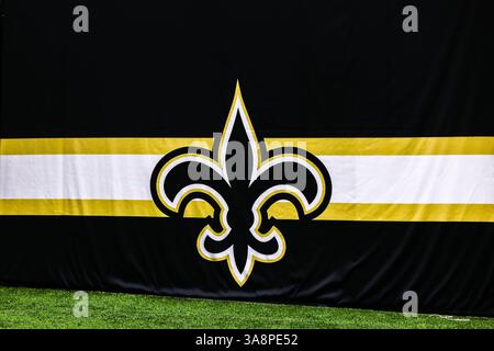 17 septembre 2017 - logo des Saints de la Nouvelle-Orléans lors du match entre les Patriots de la Nouvelle-Angleterre et les Saints de la Nouvelle-Orléans au Mercedes-Benz Superdome de la Nouvelle-Orléans, LOUISIANE. Les Patriots de la Nouvelle-Angleterre ont gagné 36-20. Stephen Lew/CSM(image de crédit : &copy ; Stephen Lew/CSM via ZUMA Wire) Banque D'Images