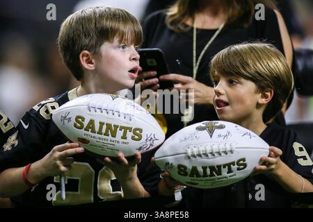 17 septembre 2017 - les fans des Saints de la Nouvelle-Orléans attendent des autographes pendant le match entre les Patriots de la Nouvelle-Angleterre et les Saints de la Nouvelle-Orléans au Mercedes-Benz Superdome à la Nouvelle-Orléans, LOUISIANE. Les Patriots de la Nouvelle-Angleterre ont gagné 36-20. Stephen Lew/CSM(image de crédit : &copy ; Stephen Lew/CSM via ZUMA Wire) Banque D'Images